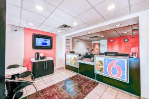 TV a/nebo společenská místnost v ubytování Motel 6-Niantic, CT - New London