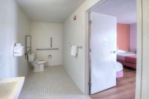 Koupelna v ubytování Motel 6-Niantic, CT - New London