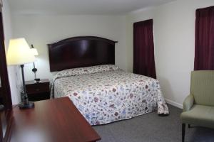 ミドルタウンにあるPleasant Hill Motelのベッドルーム1室(ベッド1台、テーブル、椅子付)