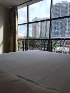 Un dormitorio con una cama y una ventana grande. en SE Two Hotel, en Butterworth