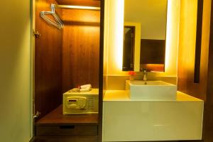 Koupelna v ubytování The Bangkok Airport Link Suite - SHA Plus