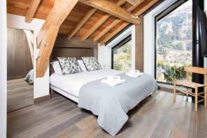 Chalet La Source - Chamonix All Year tesisinde bir odada yatak veya yataklar