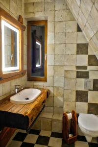 een badkamer met een wastafel en een toilet bij Vintage Home Vendégház in Miskolctapolca