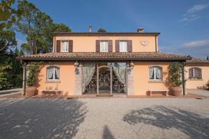 uma casa com um portão em frente em Il Poggianino em Poggio Berni