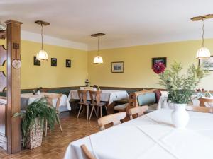 מסעדה או מקום אחר לאכול בו ב-Privatzimmer und Ferienwohnungen Gassner