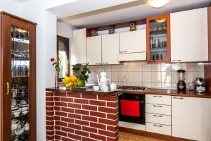 Kuchnia lub aneks kuchenny w obiekcie Pool Apartments Julia