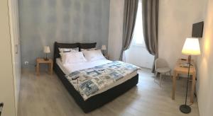 A bed or beds in a room at Suite Luisa Roma