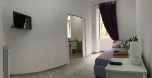 A television and/or entertainment centre at Suite Luisa Roma