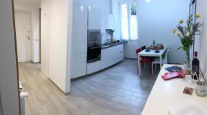 A kitchen or kitchenette at Suite Luisa Roma