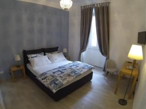 A bed or beds in a room at Suite Luisa Roma