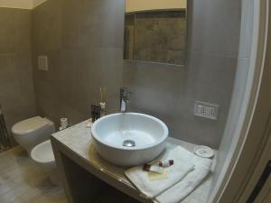 A bathroom at Suite Luisa Roma