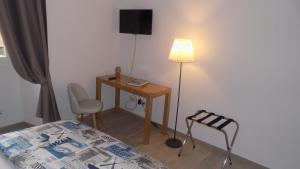 A television and/or entertainment centre at Suite Luisa Roma