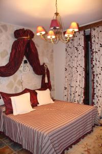 Tempat tidur dalam kamar di Casa Rural Mendoza