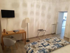 A television and/or entertainment centre at Suite Luisa Roma