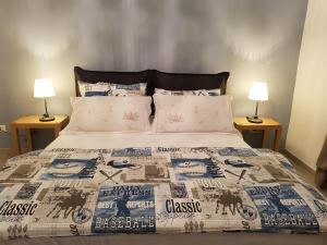 A bed or beds in a room at Suite Luisa Roma