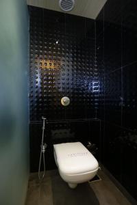 Ένα μπάνιο στο Dragonfly Hotel - The Art Hotel