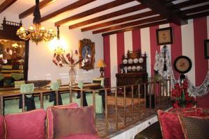 A restaurant or other place to eat at Casa Rural Mendoza