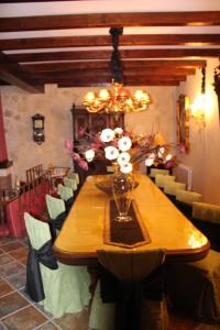 A restaurant or other place to eat at Casa Rural Mendoza