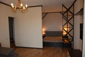 ドニプロにあるApartments in the heart of Dniproの白い壁の客室で、ベッド1台が備わります。