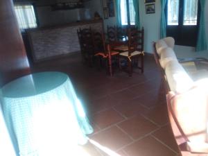 Ofrece vistas a una sala de estar con mesa y sillas. en Casa Rural Viña Chica, en Dos Hermanas