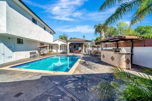 Tarjena Inj Family Retreat Oasis - Pool -Spacious & Modern, Tarzana (updated prices ...