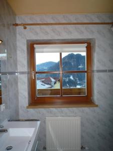 łazienka z oknem z widokiem na góry w obiekcie Appartement Bergkristall w mieście Sankt Johann im Pongau