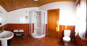 A bathroom at Apartamentos Rurales El Prado