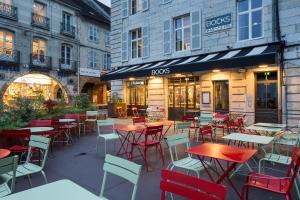 a group of tables and chairs in front of a restaurant at Le Comptoir du Voyageur in Arbois