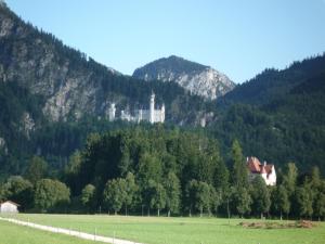 un castello sul fianco di una montagna di Landhaus Lotte a Halblech
