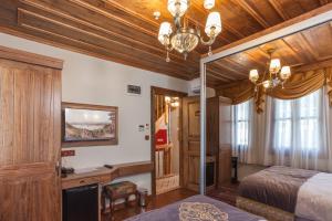 Postel nebo postele na pokoji v ubytování Ferman Konak Hotel-Special Category