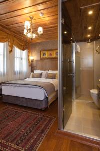 Postel nebo postele na pokoji v ubytování Ferman Konak Hotel-Special Category