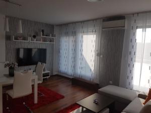 sala de estar con sofá y mesa en Penthouse Znjan, en Split