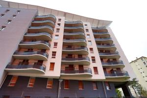 un edificio alto con balcones a un lado. en Apparteo Marseille, en Marsella