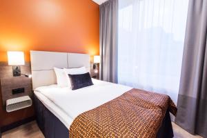 Tempat tidur dalam kamar di Quality Hotel Winn Haninge