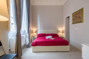 - une chambre avec un lit et une couverture rouge dans l'établissement Beccaria Suite, à Florence