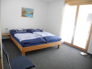 سرير أو أسرّة في غرفة في Adlerhorst
