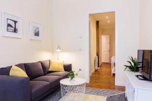 a living room with a couch and a tv at Apartamento Urgul in Donostia-San Sebastián