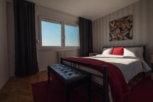 een slaapkamer met een groot bed en een raam bij Fortress view Apartment Novi Sad in Novi Sad
