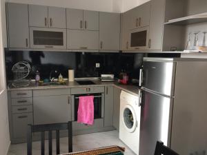 a kitchen with a refrigerator and a washing machine at Apartment Spa Holidays in Sandanski