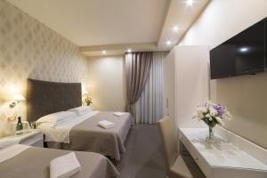 een hotelkamer met 2 bedden en een bad bij Hotel Club in Sant'Agnello