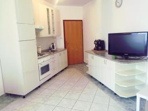 Een keuken of kitchenette bij Novalja Beach Apartment