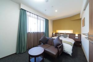 Postel nebo postele na pokoji v ubytování Myoujin-no-Yu Dormy Inn Premium Kanda