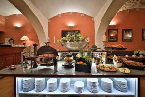 Makanan di atau berdekatan hotel