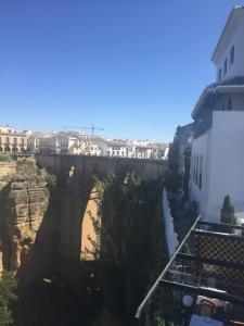 eine Brücke über einen Fluss in einer Stadt in der Unterkunft Casa Palacio VillaZambra in Ronda