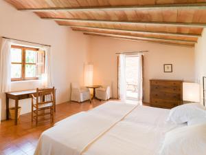 Postel nebo postele na pokoji v ubytování Casa Rural Son Bernadinet + 37 fotografií