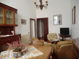 - un salon avec un canapé et une table dans l'établissement Casa Pucci, à Pietrasanta