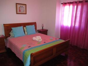 Un pat sau paturi într-o cameră la Pérola Achadense Guesthouse