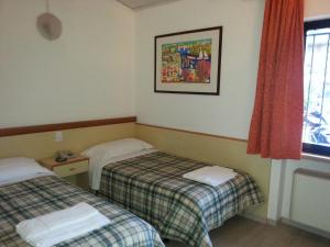 Un pat sau paturi într-o cameră la Villaggio Albergo Casa e Lago