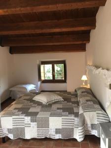 1 dormitorio con 1 cama grande y ventana en B&B Michelangeli - Private parking, en Orvieto