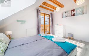 Postel nebo postele na pokoji v ubytování Wonder Home - Apartamenty w spokojnej okolicy, z widokiem na góry